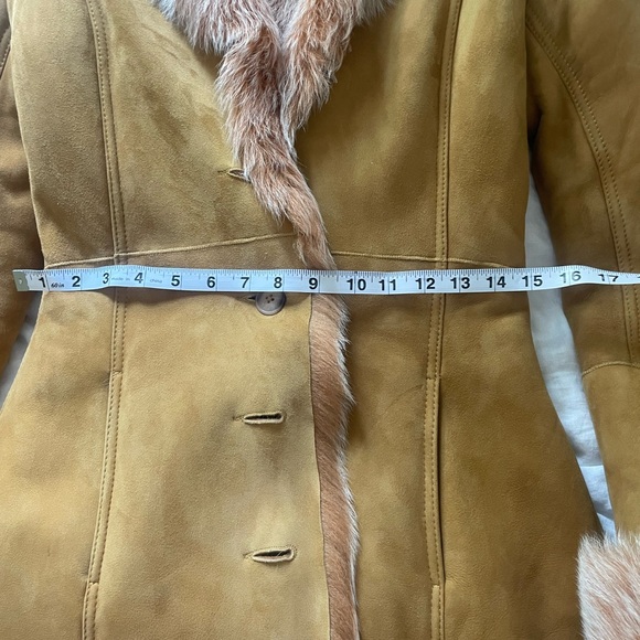 Women's Sheepskin Coat - Picture 13 of 14